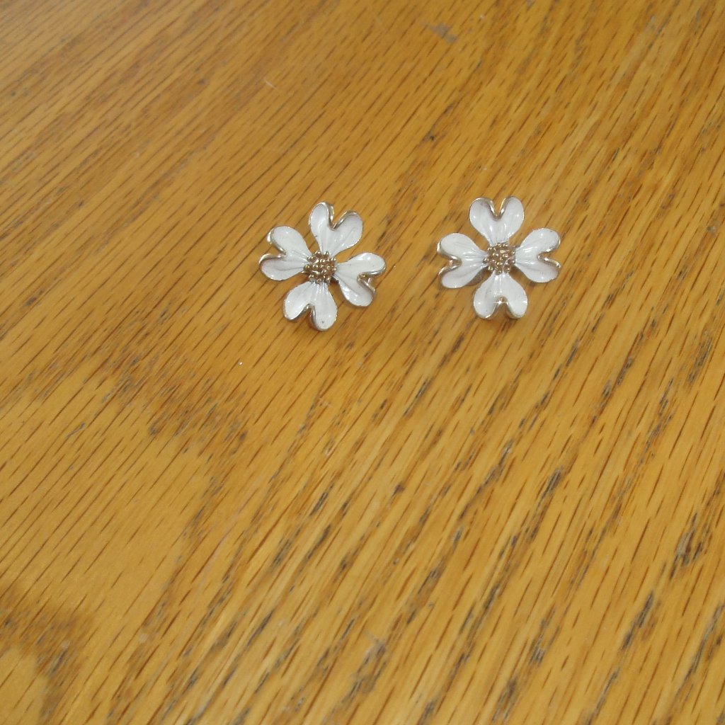 Clip Earrings Gold Tone White Enamel Dogwood Flowers 7$